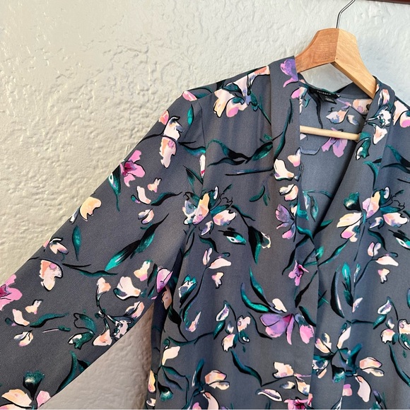 V-neck Top In Grey G Floral Stroll - Picture 5 of 10